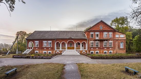 Palace of Kolonn-Chesnovsky in Bozhykivtsi, Ukraine, photo 1