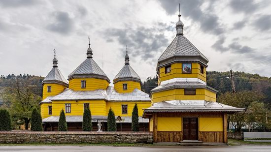 Assumption Church in Roztoky, Chernivtsi region, Ukraine, photo 1