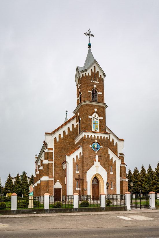 Catholic Church of St. Nicholas in Pnikut, Ukraine, photo 2