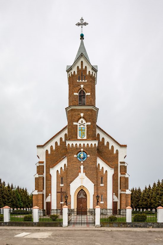 Catholic Church of St. Nicholas in Pnikut, Ukraine, photo 3