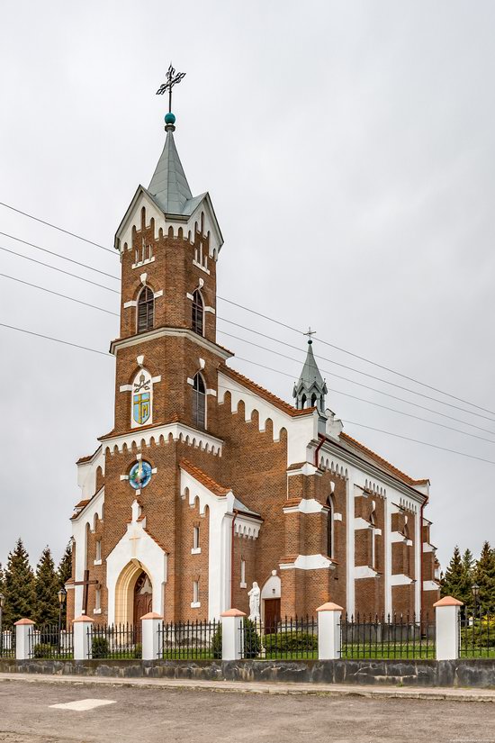 Catholic Church of St. Nicholas in Pnikut, Ukraine, photo 4