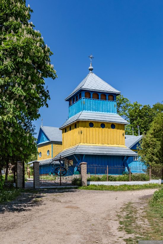 Church of St. Basil the Great in Muzhyliv, Ternopil region, Ukraine, photo 2