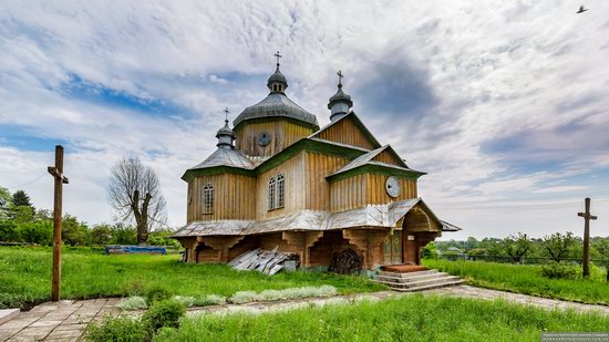 Wooden Church of St. Basil the Great in Cherche, Ukraine, photo 1