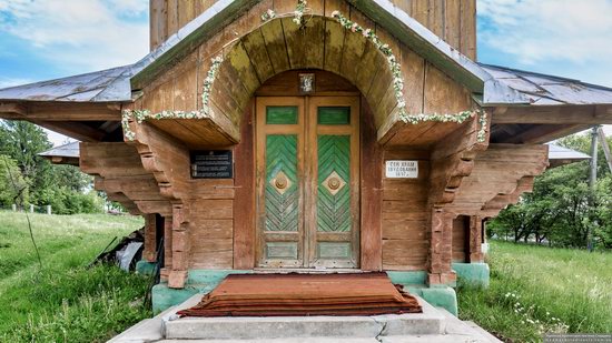 Wooden Church of St. Basil the Great in Cherche, Ukraine, photo 10