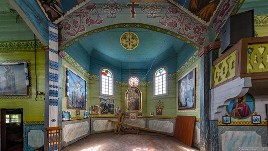 Wooden Church of St. Basil the Great in Cherche, Ukraine, photo 12