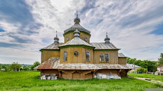 Wooden Church of St. Basil the Great in Cherche, Ukraine, photo 3