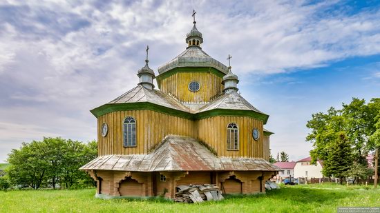 Wooden Church of St. Basil the Great in Cherche, Ukraine, photo 4