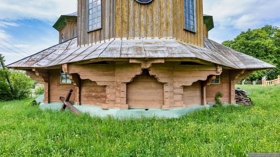 Wooden Church of St. Basil the Great in Cherche, Ukraine, photo 8