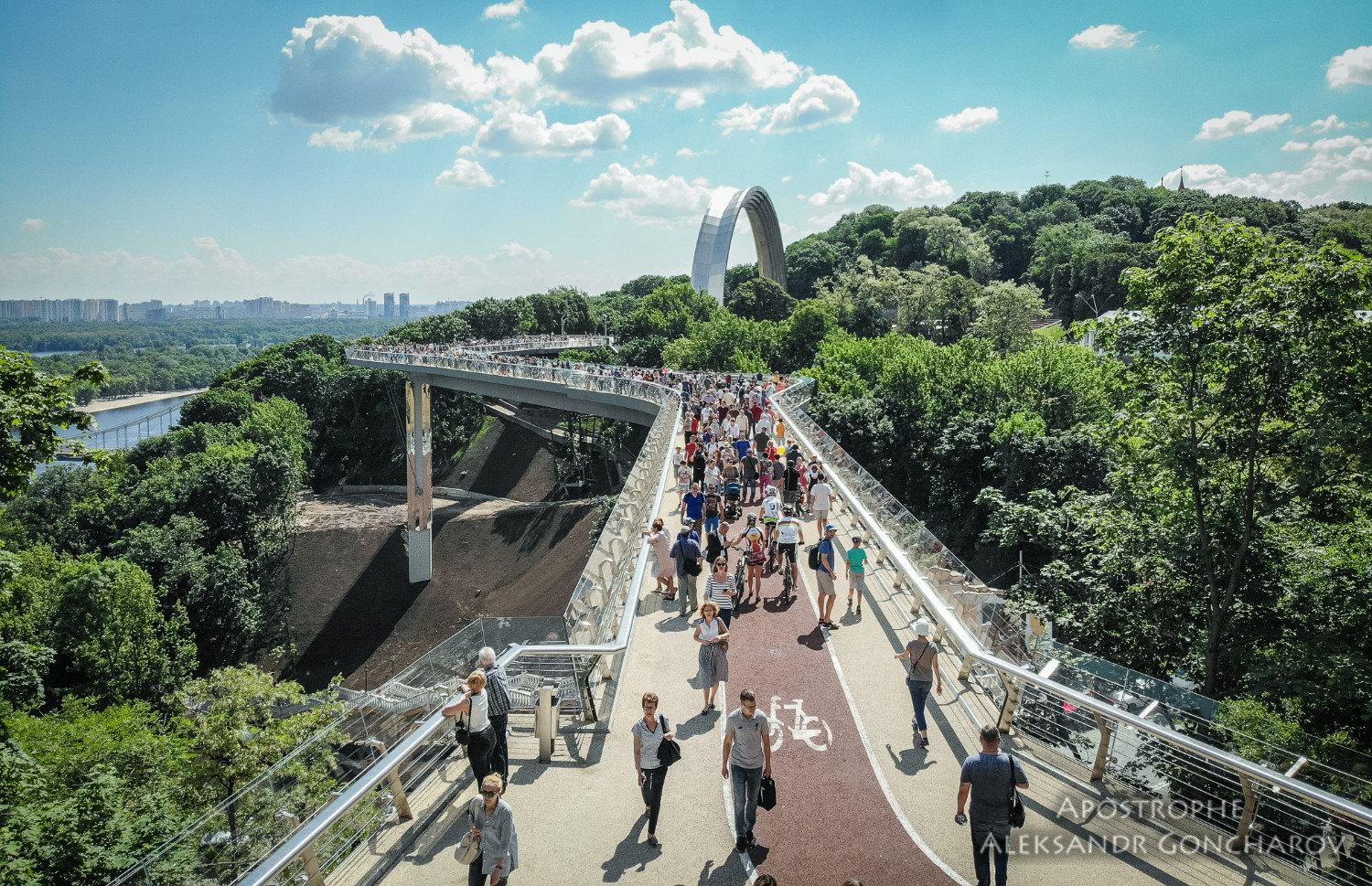 Seção COMÉDIA - Página 7 New-pedestrian-bicycle-bridge-kyiv-ukraine-1