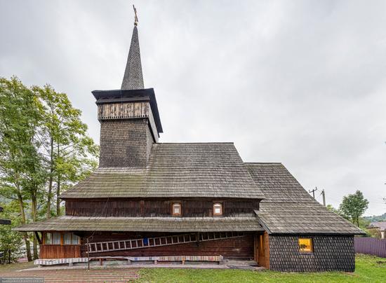 Church of St. Michael the Archangel in Nehrovets, Ukraine, photo 2