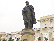 Shevchenko monument in front of the Smila station